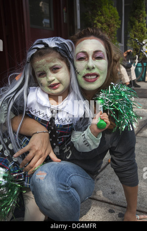 Kostümierte Kinder marschieren in die jährliche Lumpenproletariat Parade in Bay Ridge Brooklyn, NY. Stockfoto