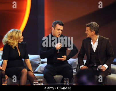 Deutsche Schauspielerin Barbara Schoeneberger (L) und deutsche TV-Moderatorin Markus Lanz (R) sprechen mit dem britischen Sänger Robbie Williams (C) während der ZDF-Spielshow "Wetten Das.? (will dass.?), gehostet von Markus Lanz (L) in der OVB-Arena in Bremen, Deutschland 3. November 2012. Foto: Ingo Wagner Stockfoto