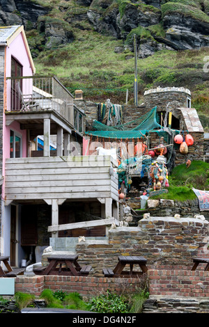 Haus in Cornwall, England mit kommerziellen Fischernetze und hin-und Herbewegungen Trocknung außerhalb Stockfoto