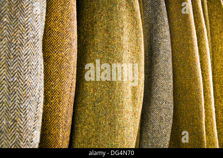 Traditionelle Hand gewebt Tweed Jacken in Eddie Dohertys Tweed Werkstatt in Ardara County Donegal, Irland Stockfoto