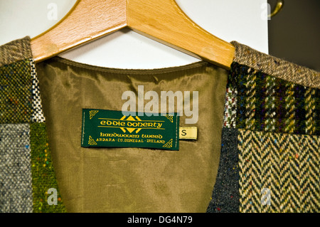 Traditionelle Hand gewebt Tweed Jacken in Eddie Dohertys Tweed Werkstatt in Ardara County Donegal, Irland Stockfoto