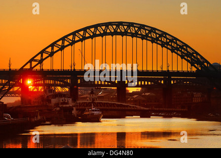 Sonnenuntergang über dem Tyne Bridges, Newcastle-upon-Tyne, Vereinigtes Königreich Stockfoto