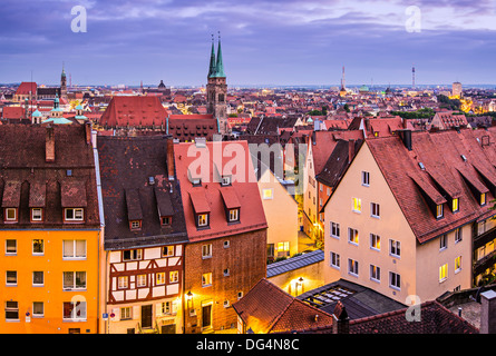 Skyline von Nürnberg in der Nacht. Stockfoto