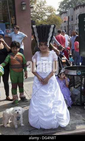 Kostümierte Kinder marschieren in die jährliche Lumpenproletariat Parade in Bay Ridge Brooklyn, NY. Stockfoto