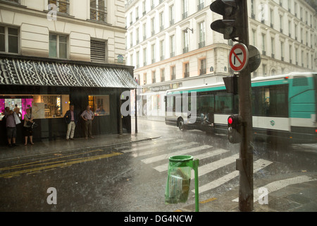 Ein Sommer-Regen-Dusche in Paris, Frankreich Stockfoto