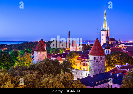 Skyline von Tallinn, Estland bei Sonnenuntergang. Stockfoto