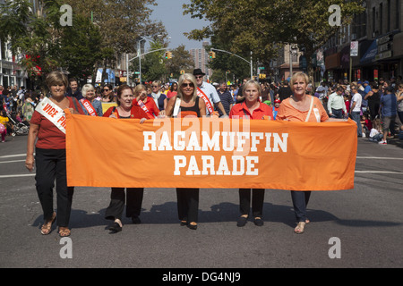 Kostümierte Kinder marschieren in die jährliche Lumpenproletariat Parade in Bay Ridge Brooklyn, NY. Stockfoto