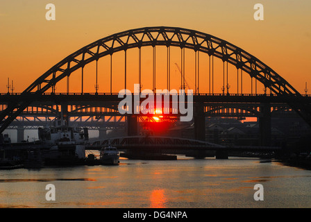 Sonnenuntergang über dem Tyne Bridges, Newcastle-upon-Tyne, Vereinigtes Königreich Stockfoto