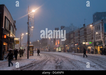 Bromley High Street mit Schnee bedeckt Stockfoto