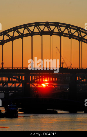 Sonnenuntergang über dem Tyne Bridges, Newcastle-upon-Tyne, Vereinigtes Königreich Stockfoto
