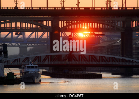Sonnenuntergang über dem Tyne Bridges, Newcastle-upon-Tyne, Vereinigtes Königreich Stockfoto