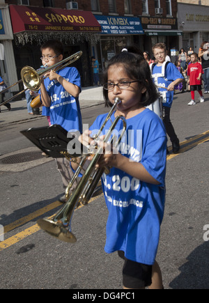 Kostümierte Kinder marschieren in der jährlichen Ragamuffin Parade in Bay Ridge Brooklyn, NY. Elementary School Marching Band. Stockfoto