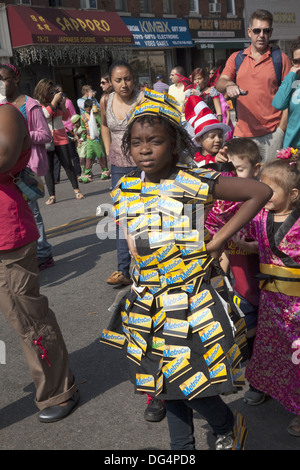 Kostümierte Kinder marschieren in die jährliche Lumpenproletariat Parade in Bay Ridge Brooklyn, NY. Stockfoto