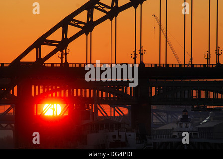 Sonnenuntergang über dem Tyne Bridges, Newcastle-upon-Tyne, Vereinigtes Königreich Stockfoto