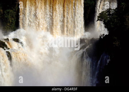 Brasilien, Iguazú Nationalpark: Stelle die Iguazú-Wasserfälle mit Rekordwasserständen Stockfoto