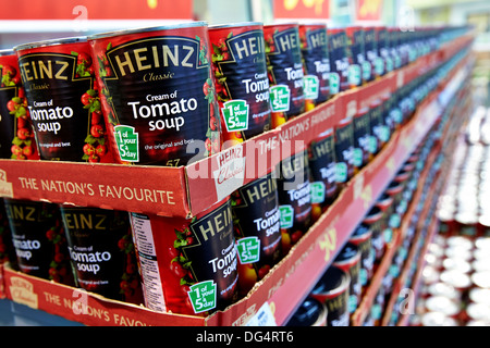 Heinz Tomaten Suppe Dosen auf den Verkauf in einem Supermarkt Stockfoto