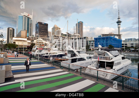 Auckland, Neuseeland. der Uferpromenade im Zentrum Stadt mit dem Sky Tower im Hintergrund. Stockfoto