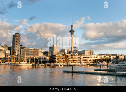 Auckland, Neuseeland. Das Stadtzentrum und Sky Tower scheinen aus über den Hafen Stockfoto