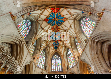 Schöne, reich verzierte, innen- und bunte Decke in Tewkesbury Abbey, Tewkesbury, Gloucestershire, Großbritannien Stockfoto