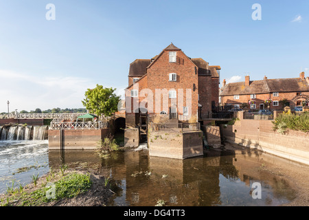 Abtei-Mühle oder Fletchers Mühle, Tewkesbury, Gloucestershire, England, am Fluss Avon, mit Wehr und Mühlteich Stockfoto