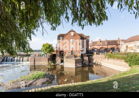 Abtei-Mühle oder Fletchers Mühle, Tewkesbury, Gloucestershire, England, am Fluss Avon, mit Wehr und Mühlteich Stockfoto