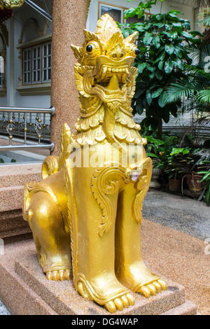 Die Statue des goldenen Singha Thai-Stil Stockfoto