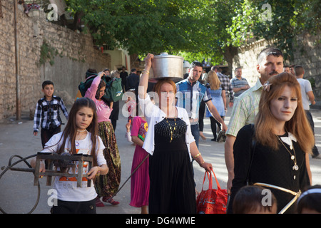 Monotheistisch, Yazidi Heilige Stadt im Nord-Irak - Ende des Tages: viele Pilger nach Hause vor Sonnenuntergang aus Gründen der Sicherheit gehen. Stockfoto