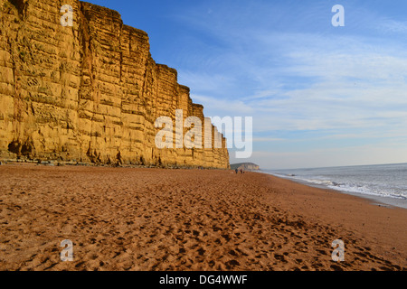 Klippen, Strand und Meer am East Cliff, West Bay, in der Nähe von Bridport, Dorset, England, UK, mit Blick auf Burton Bradstock. Stockfoto