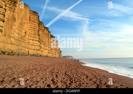 Klippen am East Cliff, West Bay, in der Nähe von Bridport, Dorset, England, UK, mit Blick auf Burton Bradstock. Stockfoto