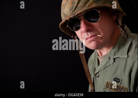 Porträt eines amerikanischen Soldaten während des Vietnam Krieges, dunkle Sonnenbrille und kauen auf ein Streichholz. Stockfoto