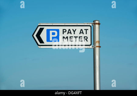 Eine metallische Parkplatz bezahlen am m-Schild vor einem blauen Himmel, UK Stockfoto