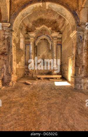 Innenraum der verfallenen Kirche an Juromenha, Portugal Stockfoto