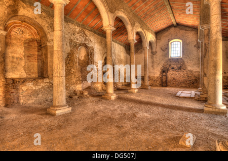 Innenraum der verfallenen Kirche an Juromenha, Portugal Stockfoto