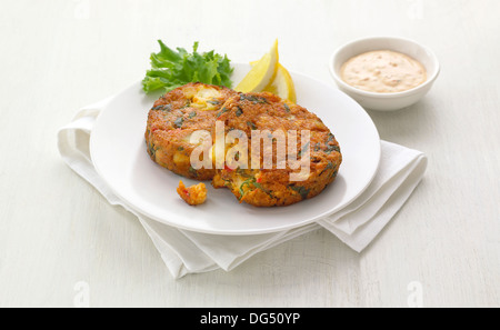 Fischfrikadellen auf einem weißen Teller garniert Stockfoto