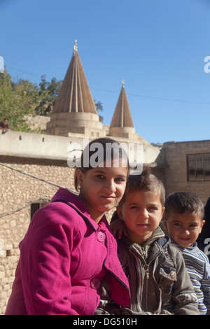 Monotheistisch, Yazidi Heilige Stadt im Nordirak - drei Kinder mit Tempel Kuppeln auf Hintergrund Stockfoto