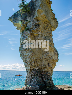 Ein Blumentopf Felsformation am Topf Blumeninsel, Tobermory Ontario Stockfoto