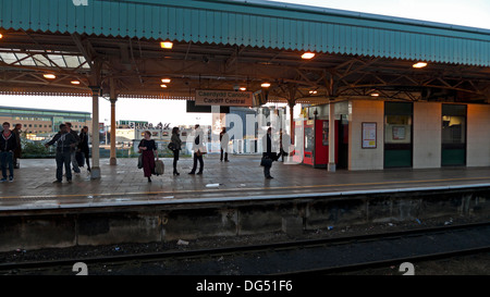 Pendler stehen auf der Plattform am Hauptbahnhof Cardiff, Wales UK KATHY DEWITT Stockfoto