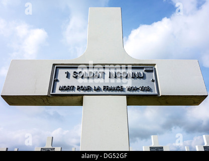 WW1 Kreuz am Grab des unbekannten französischen Soldaten im ersten Weltkrieg ein Soldatenfriedhof, Frankreich Stockfoto