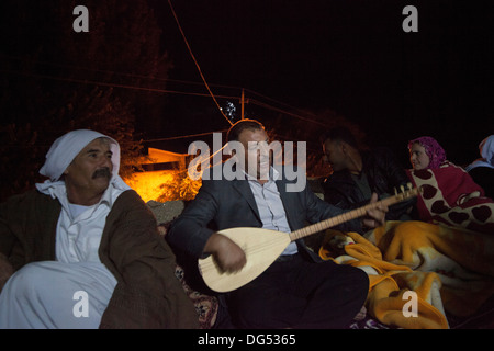 Monotheistisch, Yazidi Heilige Stadt im Nordirak - Baglama-Spieler bei den Festspielen nach Sonnenuntergang Stockfoto