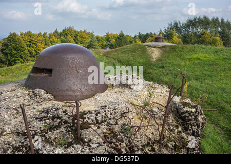 Ersten Weltkrieg eine gepanzerte Beobachtung Turm und Maschinengewehr Türmchen an Fort de Douaumont, Lothringen, Schlacht von Verdun, Frankreich Stockfoto