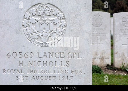 Royal Inniskilling Fusiliers Regiments-Abzeichen am Grab des WWI britische Soldaten, Friedhof der Commonwealth War Graves Commission Stockfoto