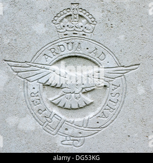 Royal Flying Corps-Regiments-Abzeichen auf Grabstein im Friedhof von der Commonwealth War Graves Commission für ersten Weltkrieg Soldat Stockfoto