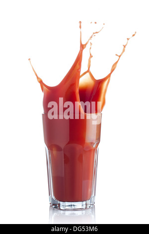 Tomaten Saft Spritzer in ein Glas isoliert auf weiss Stockfoto