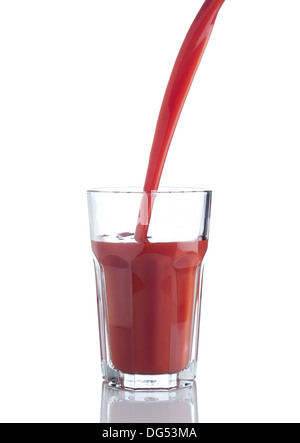 Tomaten Saft Spritzer in ein Glas isoliert auf weiss Stockfoto