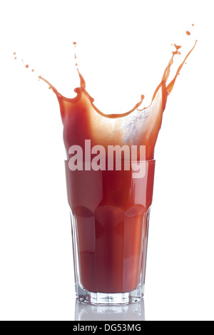 Tomaten Saft Spritzer in ein Glas isoliert auf weiss Stockfoto