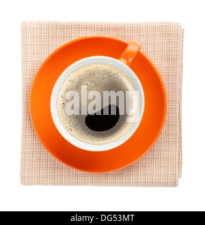 Orange Kaffeetasse über Küchentuch. Ansicht von oben. Isoliert auf weißem Hintergrund Stockfoto