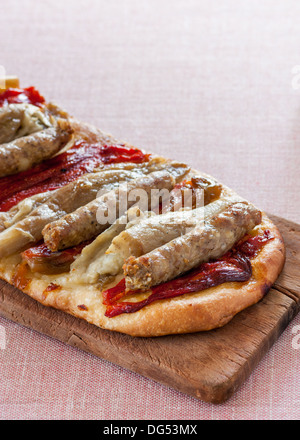 Hausgemachte Pizza mit Wurst, Auberginen und rotem Pfeffer Stockfoto