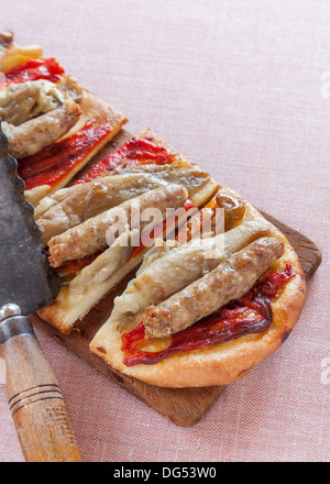 Hausgemachte Pizza mit Wurst, Auberginen und rotem Pfeffer Stockfoto