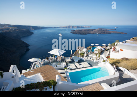 SANTORINI (THIRA), KYKLADEN, GRIECHENLAND. Ein atemberaubender Blick auf die Caldera und vulkanische Stecker von der Klippe Dorf von Imerovighli. Stockfoto