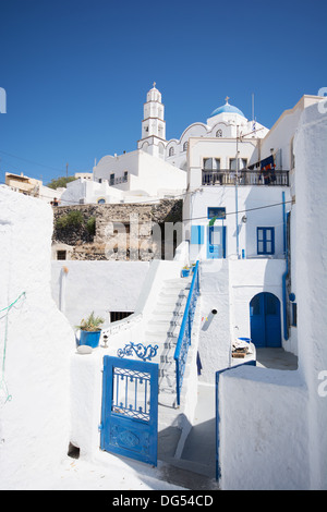 SANTORINI (THIRA), KYKLADEN, GRIECHENLAND. Weiß getünchten Häusern und einer Kirche in die malerischen Hügel Dorf Pyrgos. 2013. Stockfoto